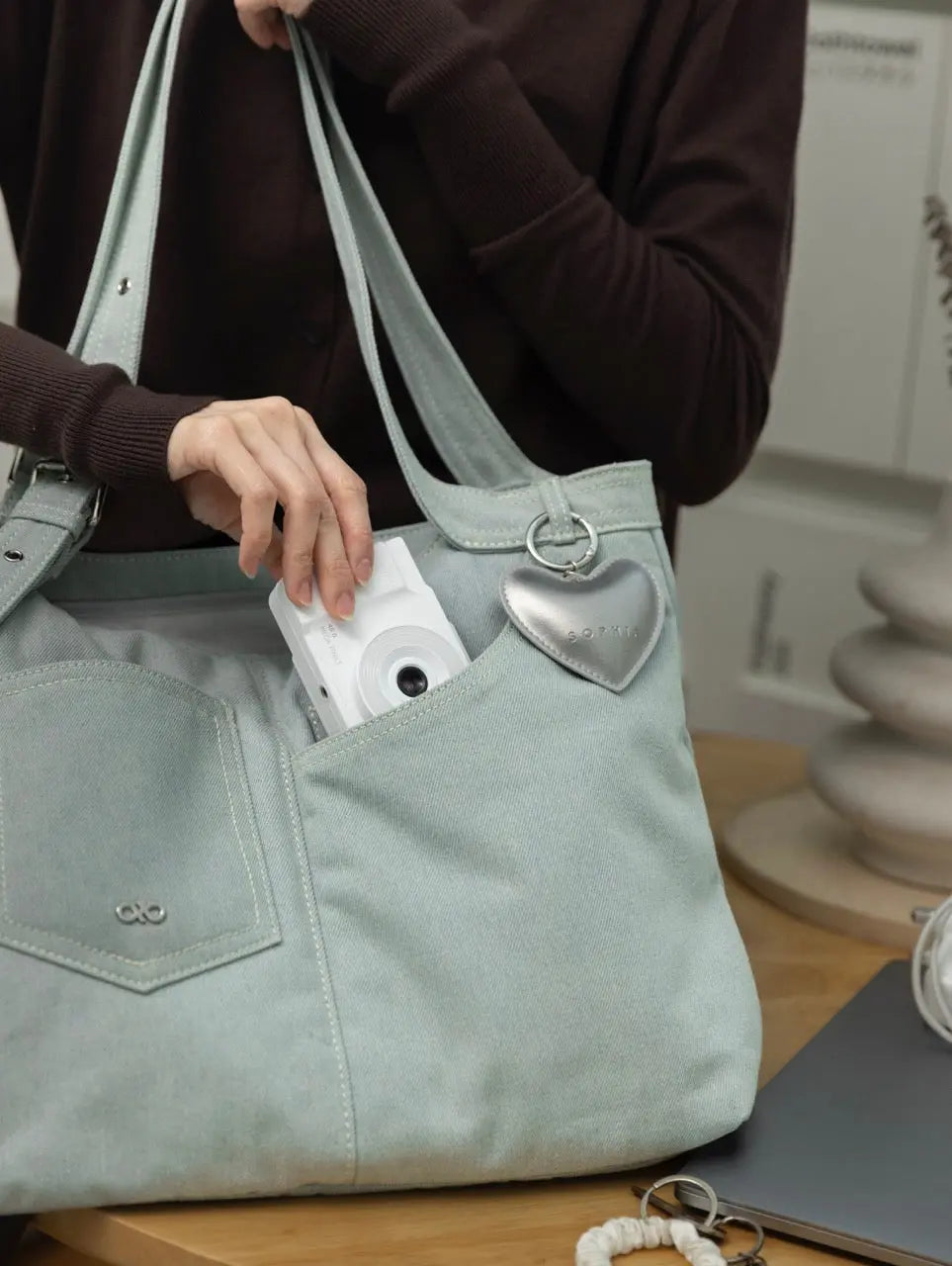 SIGNATURE POCKET DENIM TOTE BAG IN LIGHT WASH DENIM TSL Singapore