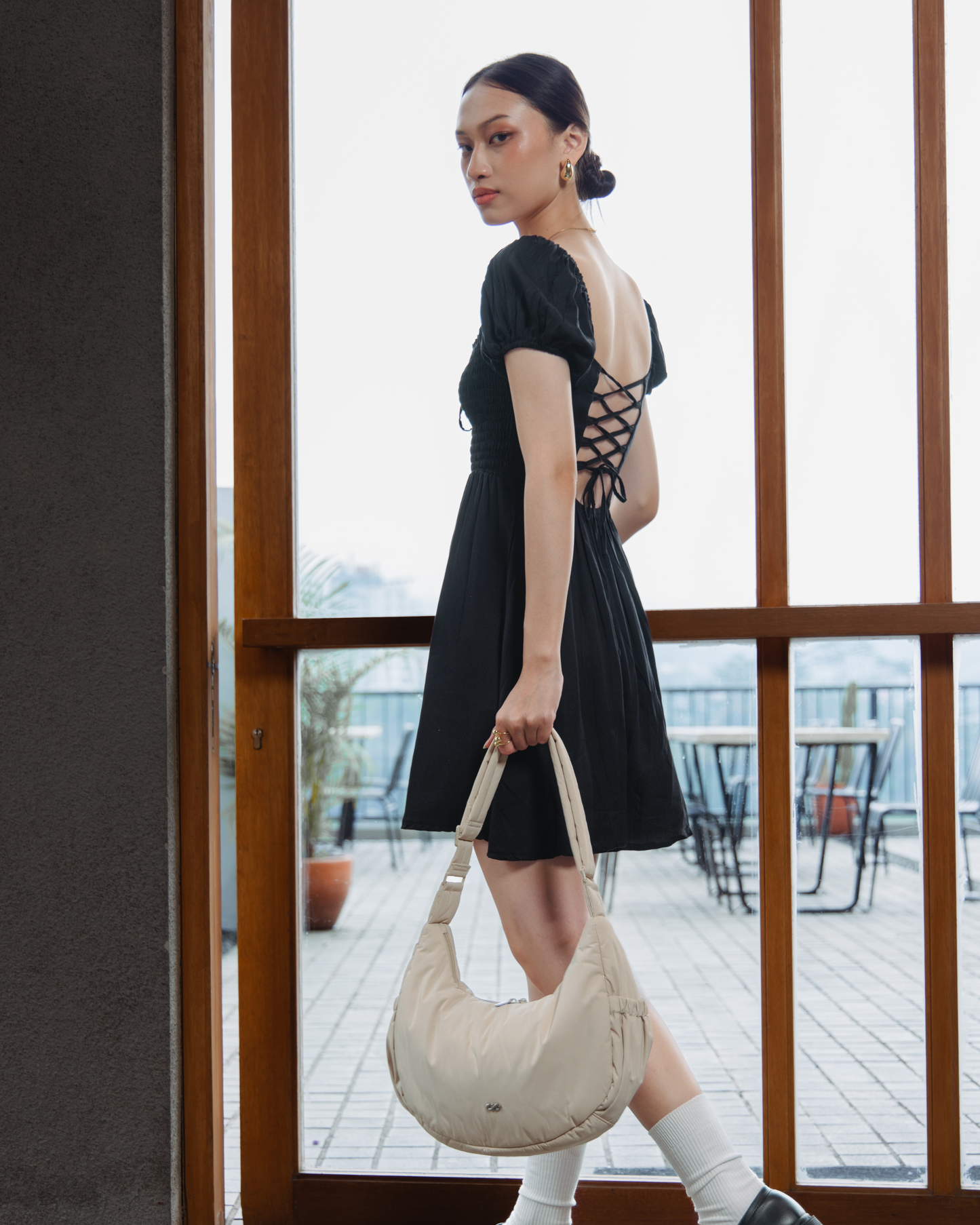 L POSH CRESCENT BAG IN OAT