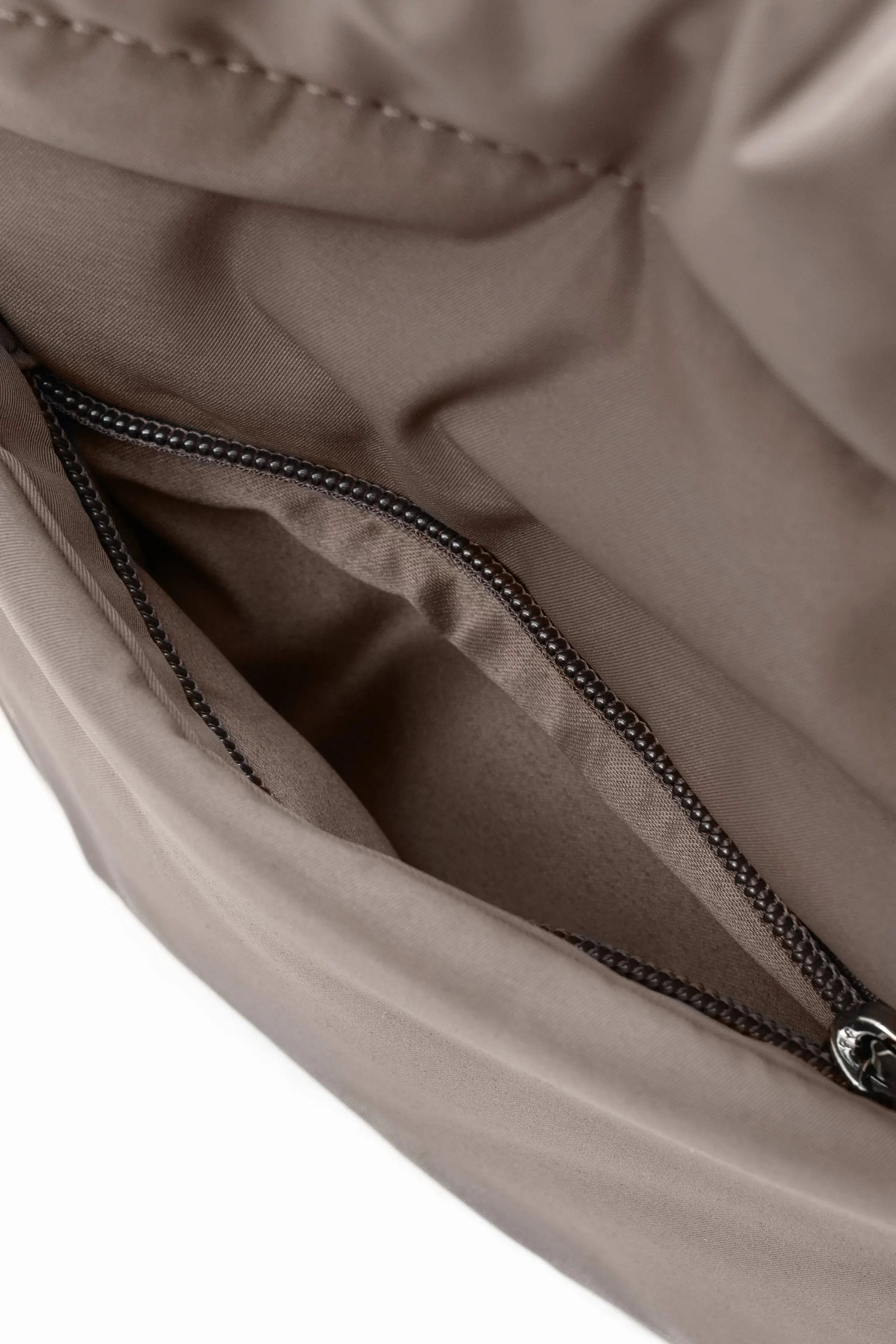 COSY LUXE BUCKET BAG IN TAUPE