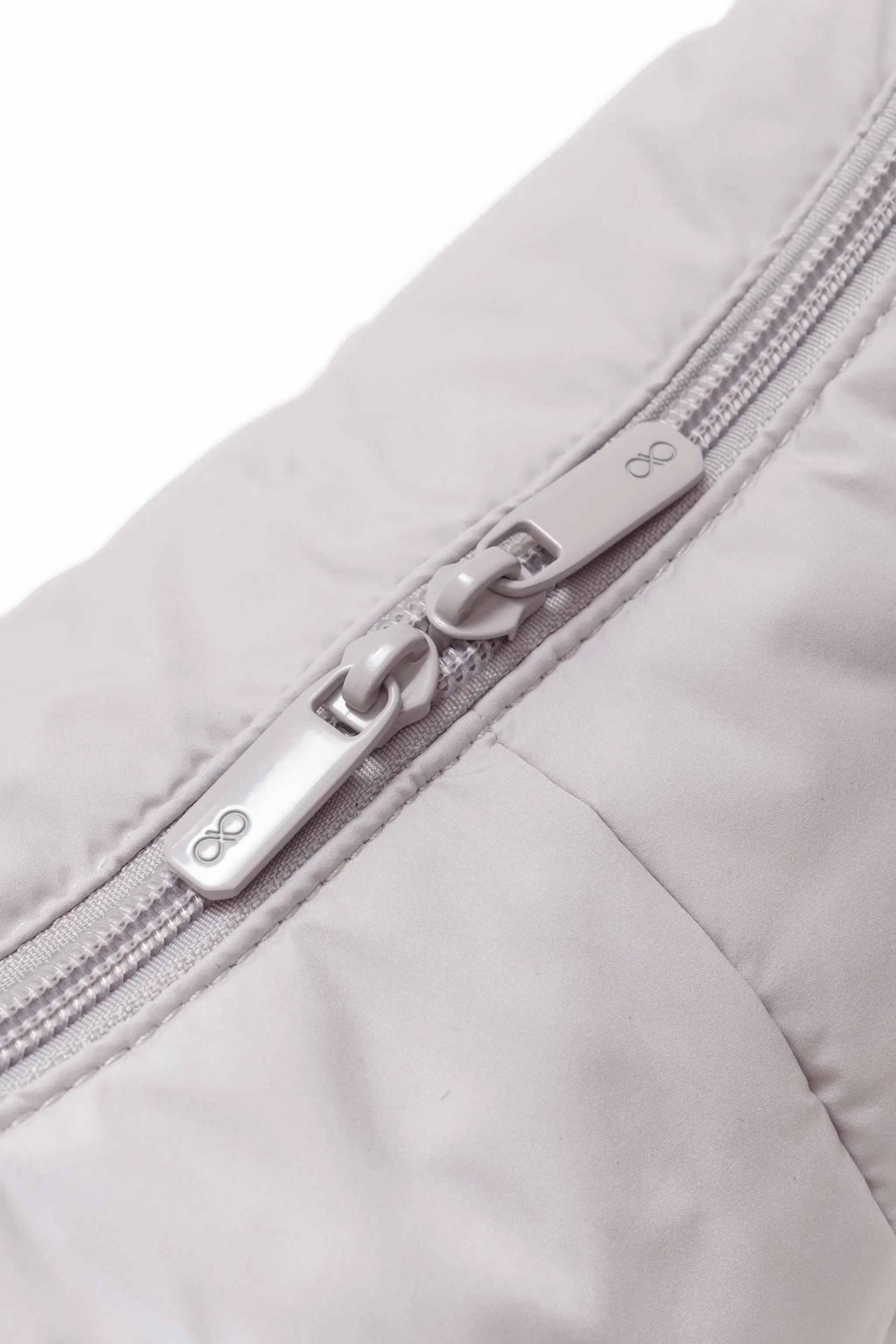SIGNATURE POCKET CROSSBODY BAG 2.0 IN COSY DOVE GREY