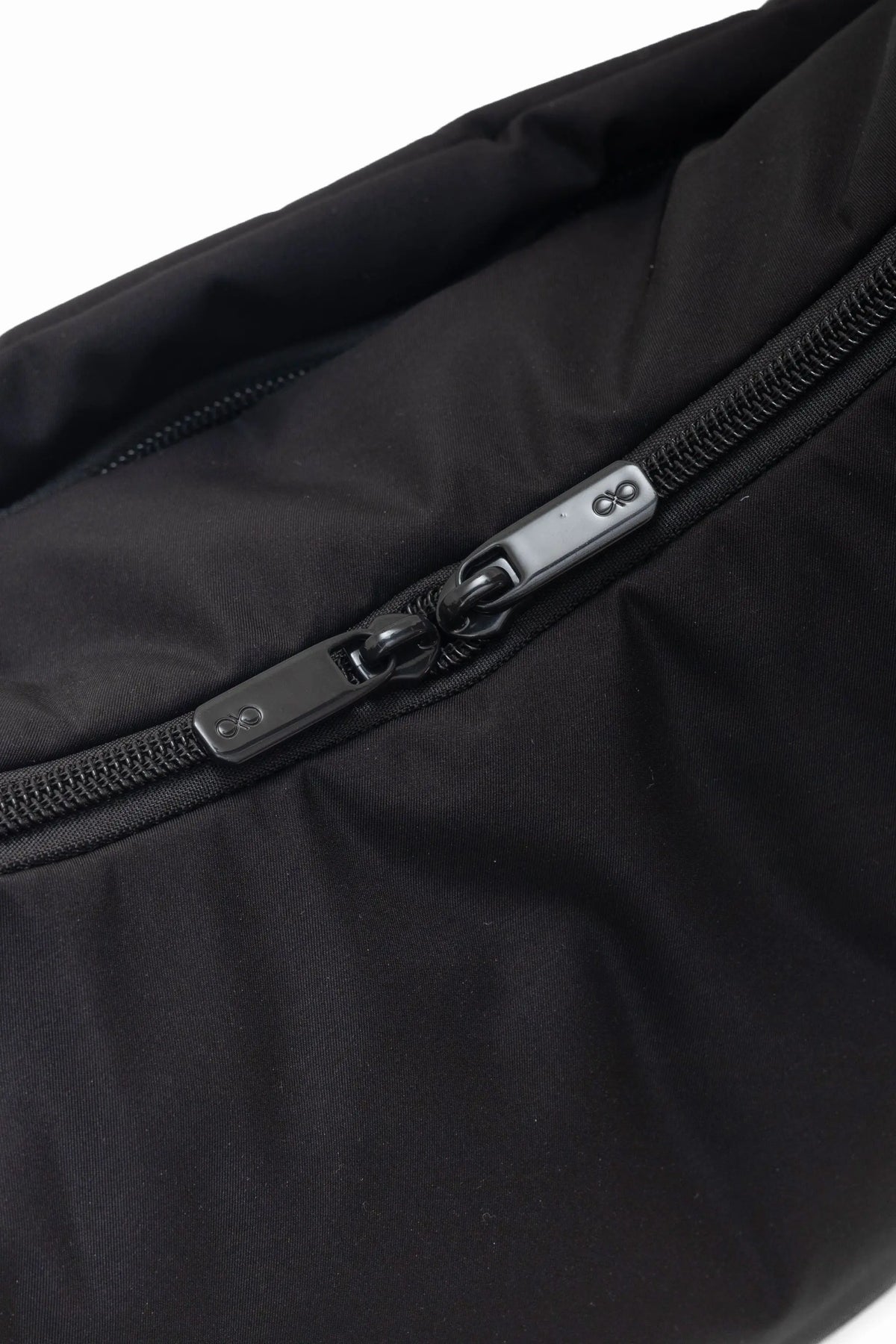 COSY LUXE L CRESCENT BAG 2.0 IN JET BLACK