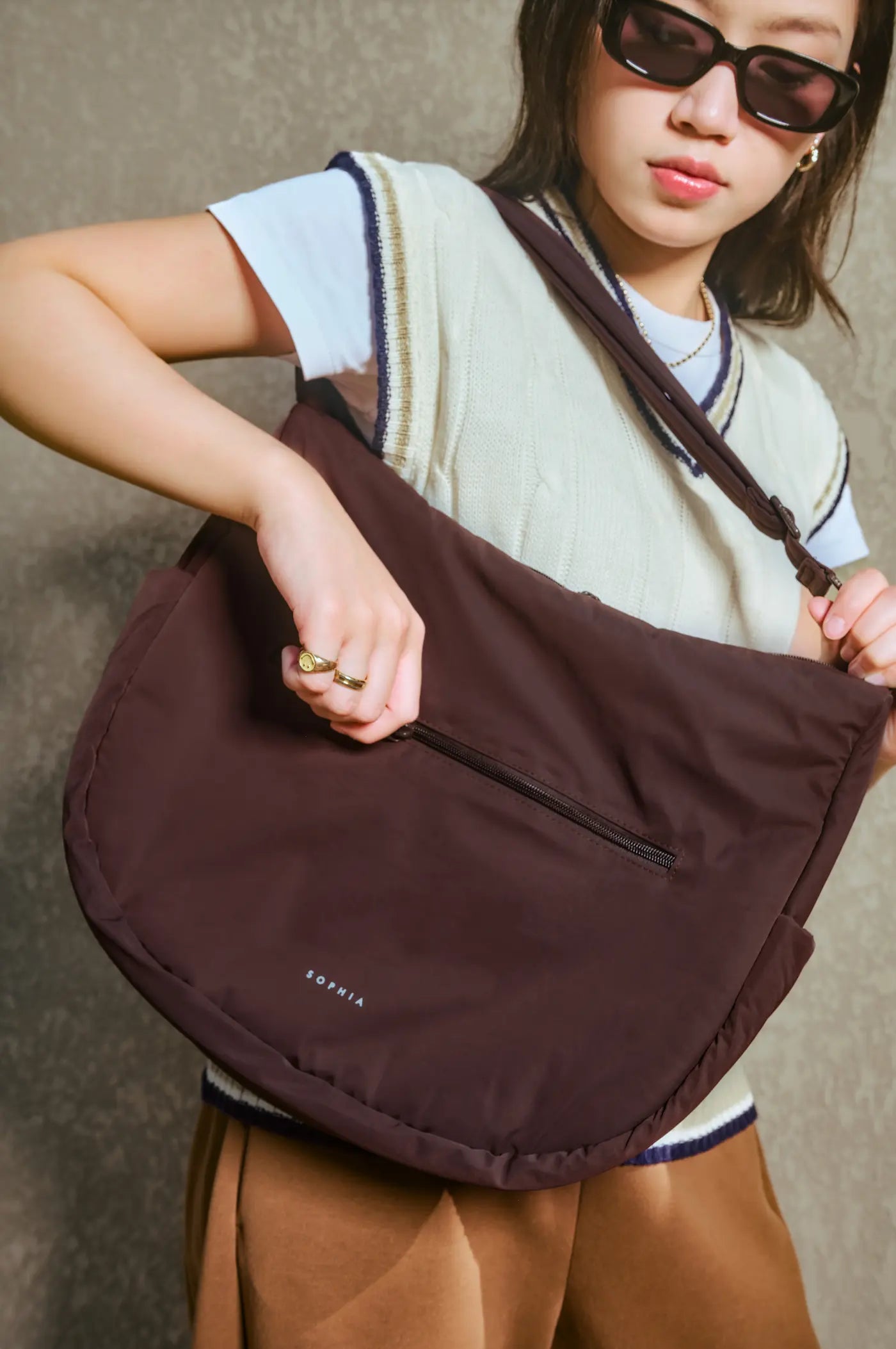 XL SIGNATURE POCKET CROSSBODY BAG IN CHOCO