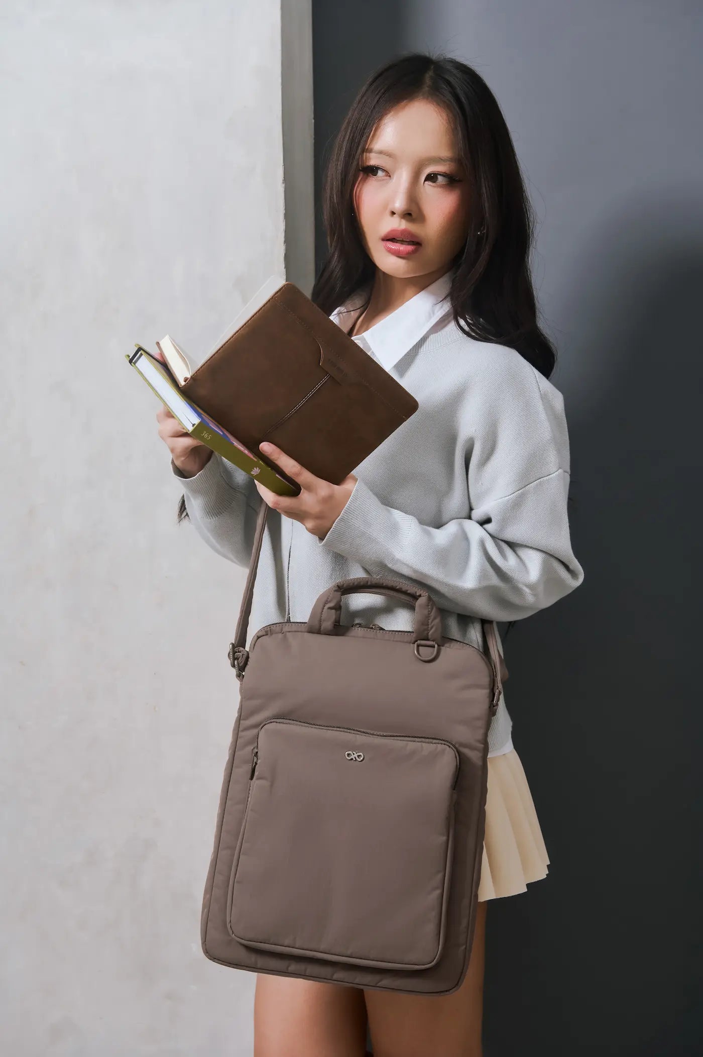 POSH LAPTOP BAG IN TAUPE
