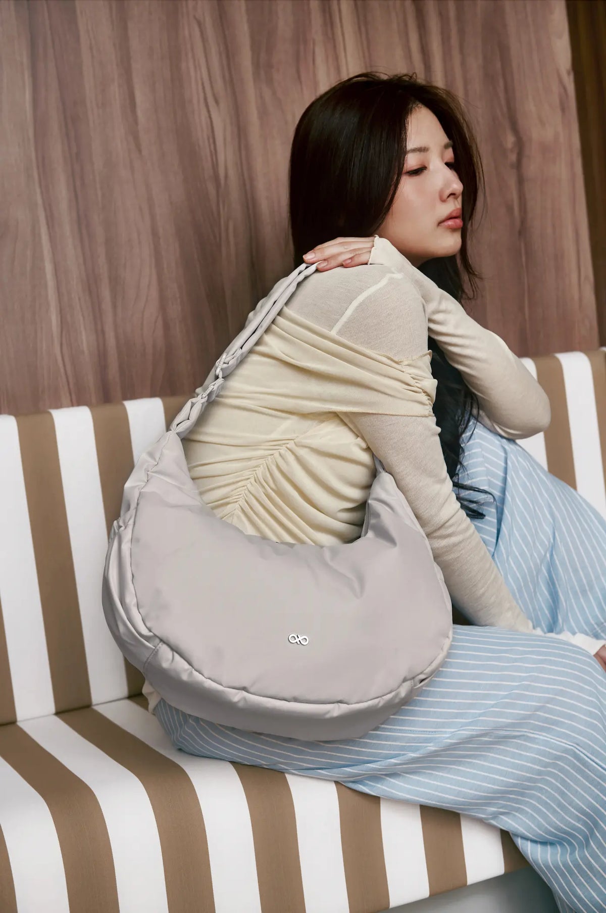 COSY LUXE L CRESCENT BAG 2.0 IN DOVE GREY