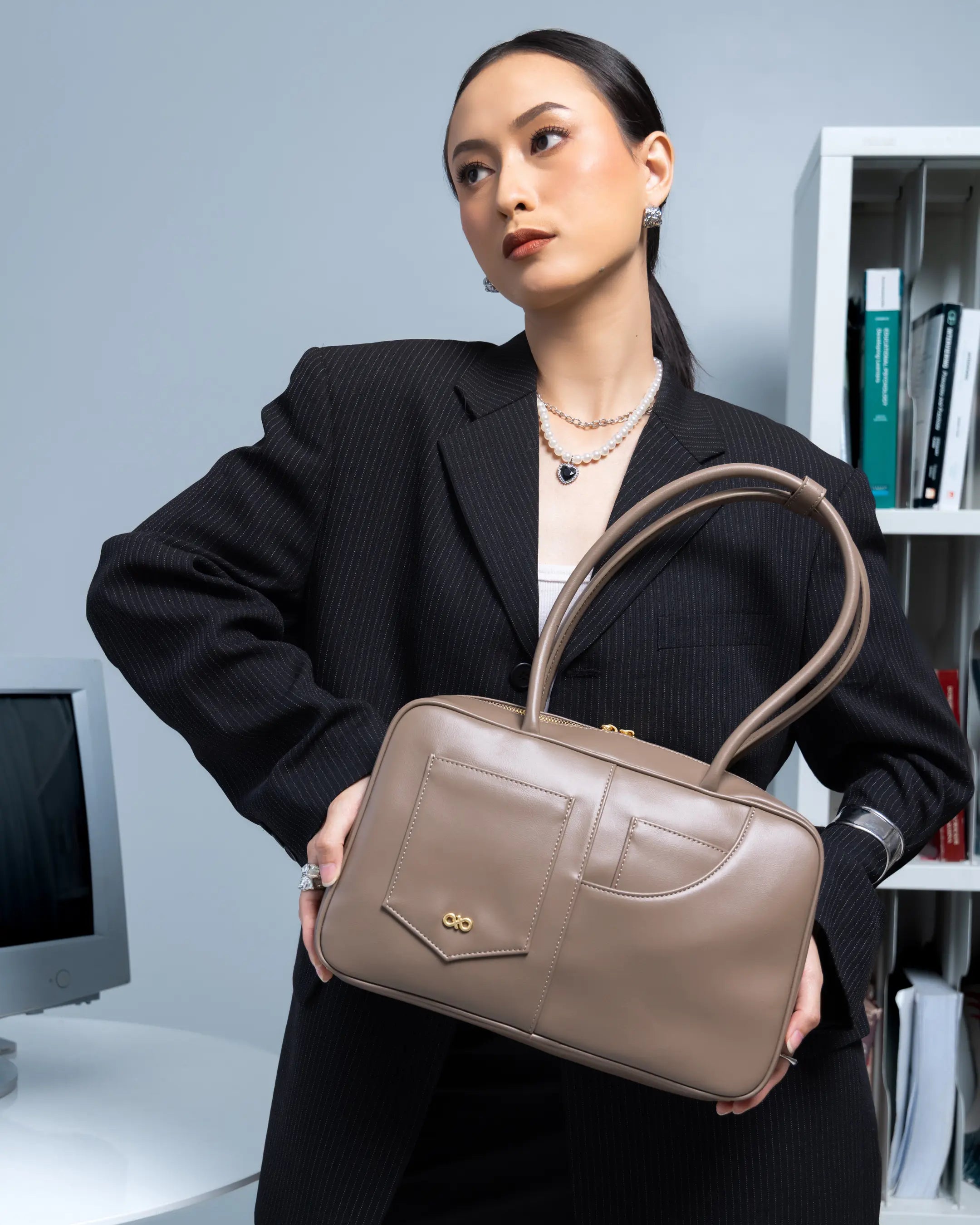 SIGNATURE POCKET M REI TOTE BAG IN TAUPE TSL Singapore