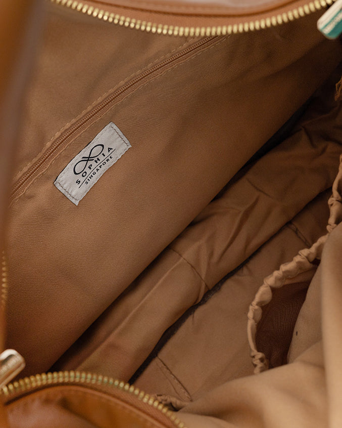 SIGNATURE POCKET SLOUCHY HOBO IN CAMEL