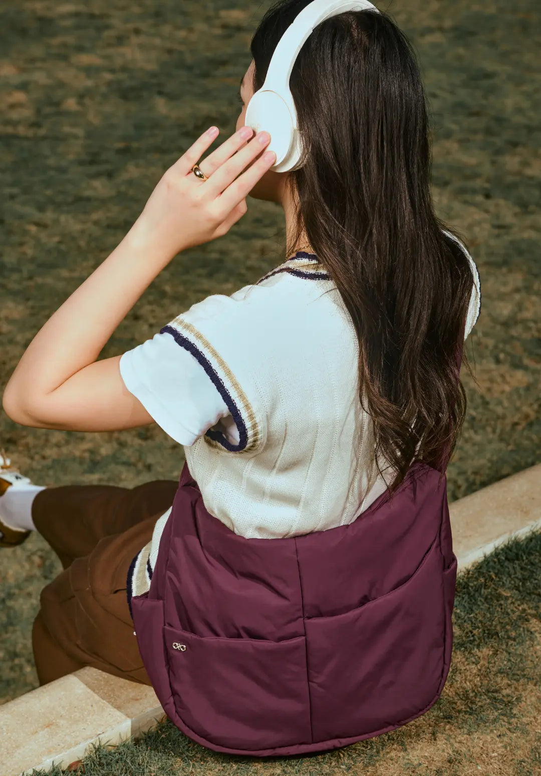 XL SIGNATURE POCKET CROSSBODY BAG IN WINE 