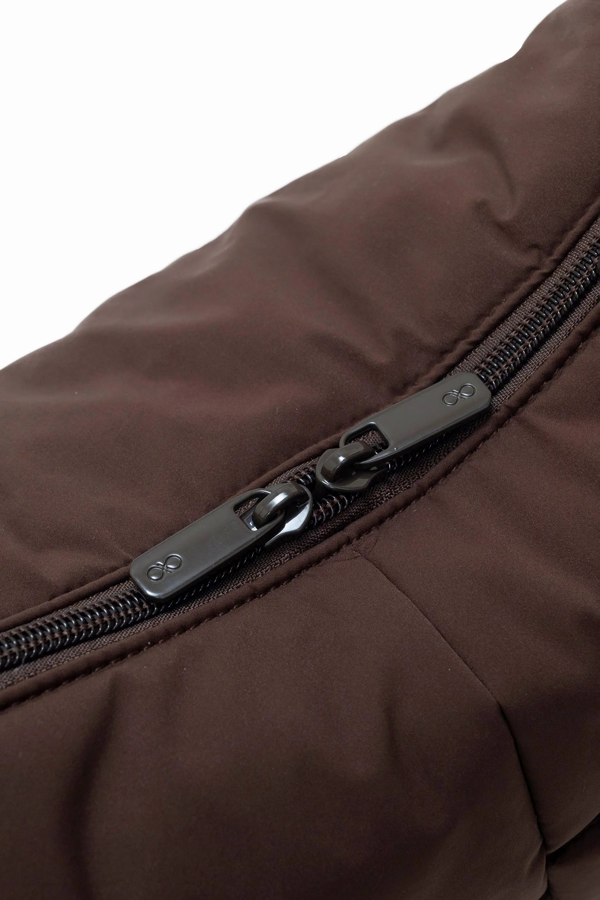 SIGNATURE POCKET CROSSBODY BAG 2.0 IN COSY CACAO 