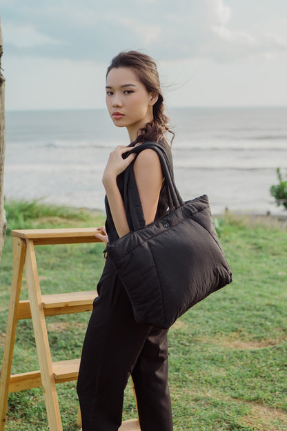 COSY PUFFY TOTE BAG IN JET BLACK