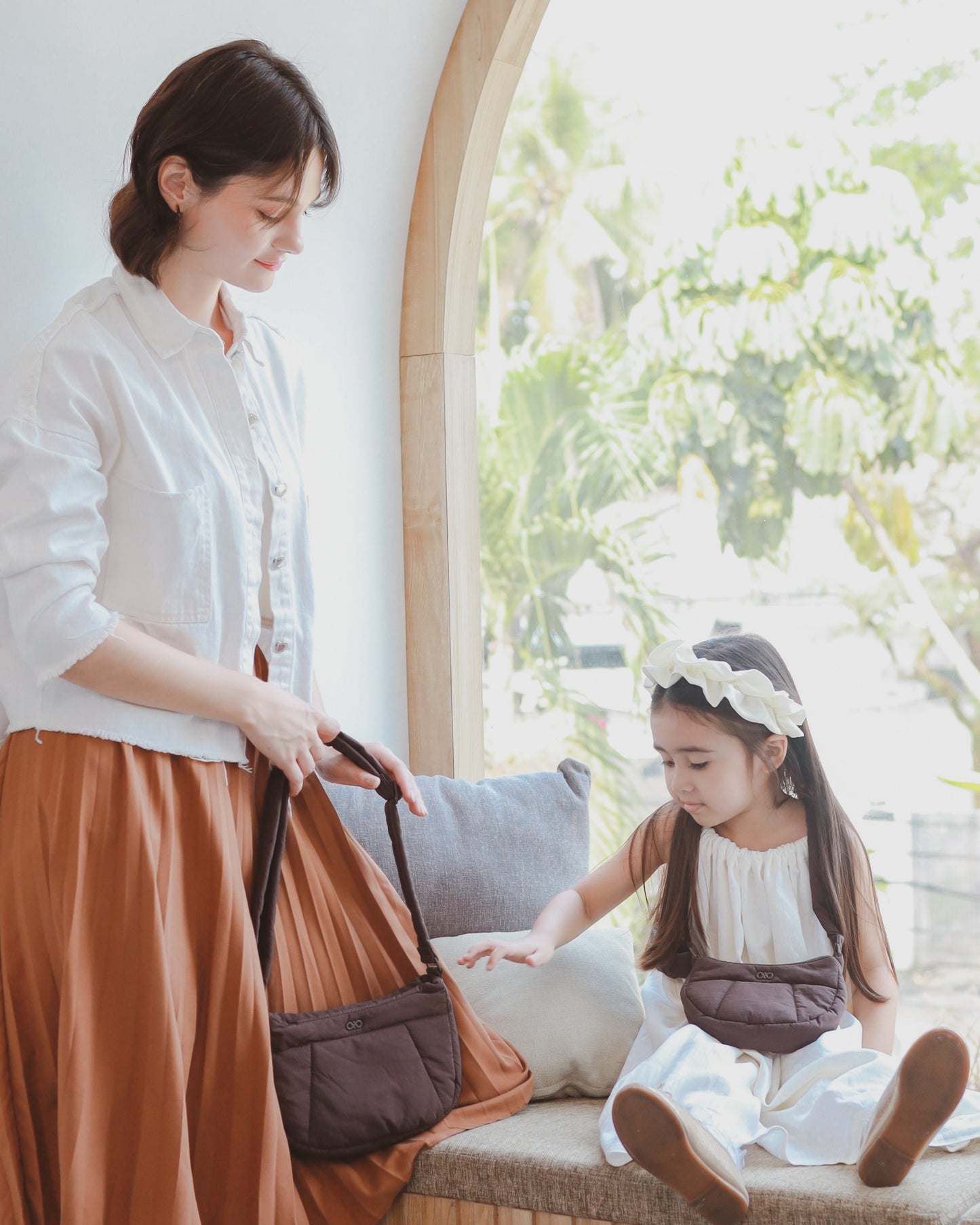 MICRO COSY PUFFY CROSSBODY BAG IN CACAO (S)