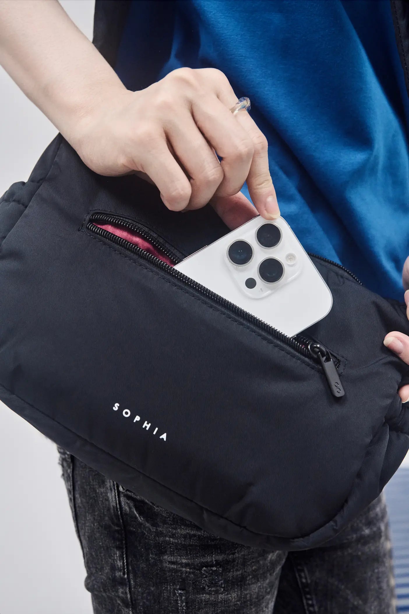 MINI SIGNATURE POCKET CROSSBODY BAG IN POSH JET BLACK 