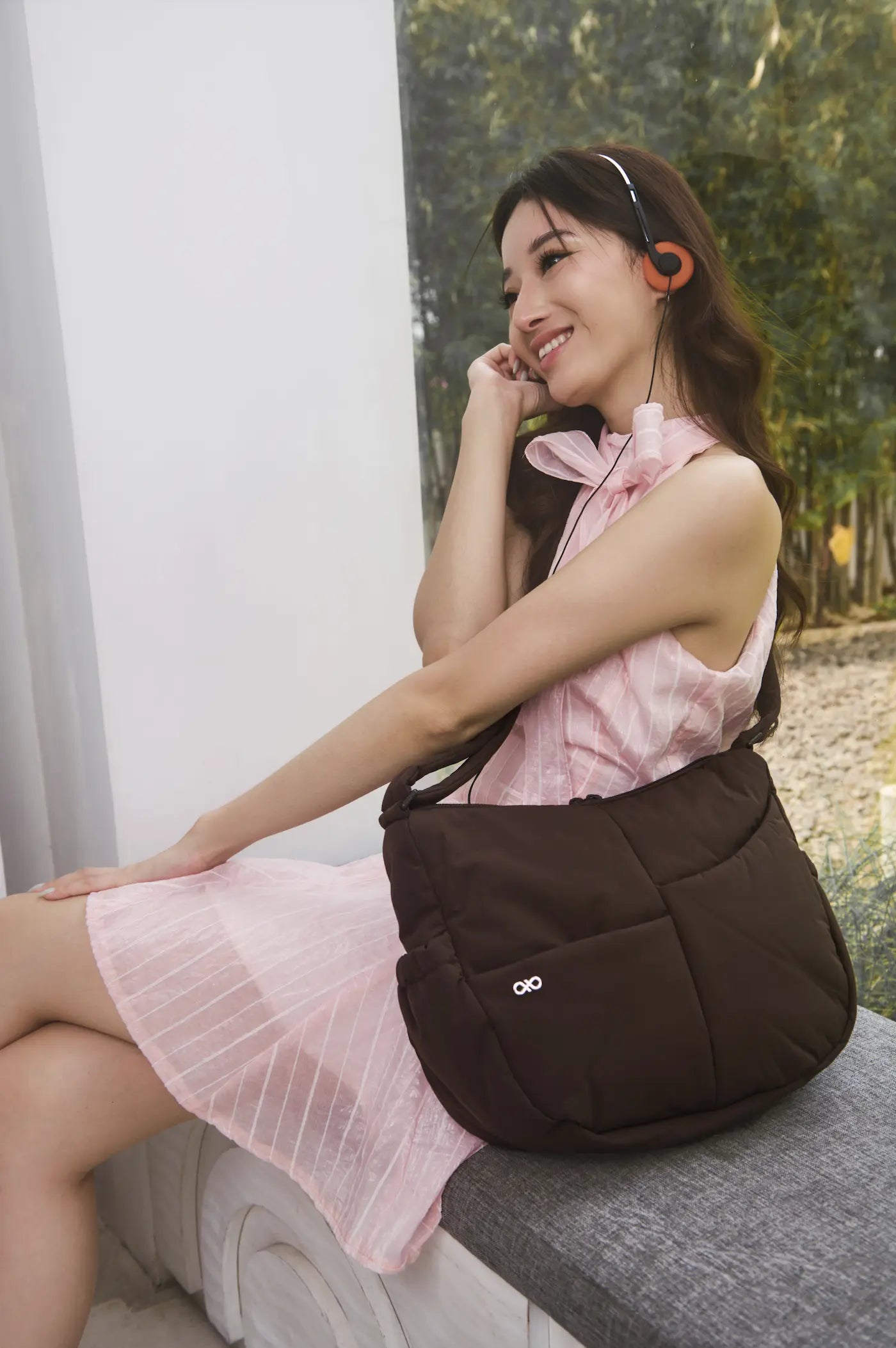 SIGNATURE POCKET CROSSBODY BAG 2.0 IN COSY CACAO 