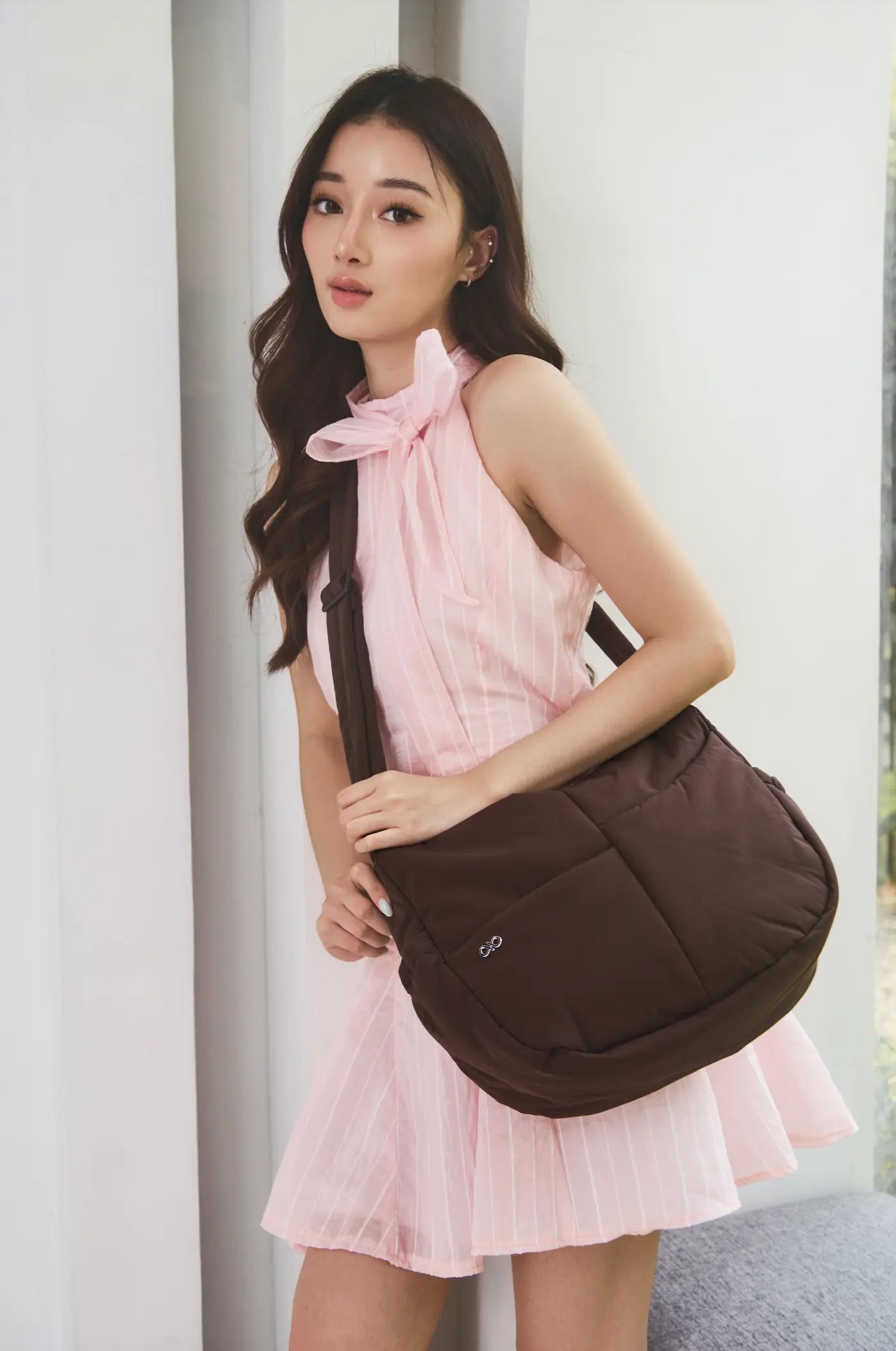 SIGNATURE POCKET CROSSBODY BAG 2.0 IN COSY CACAO 