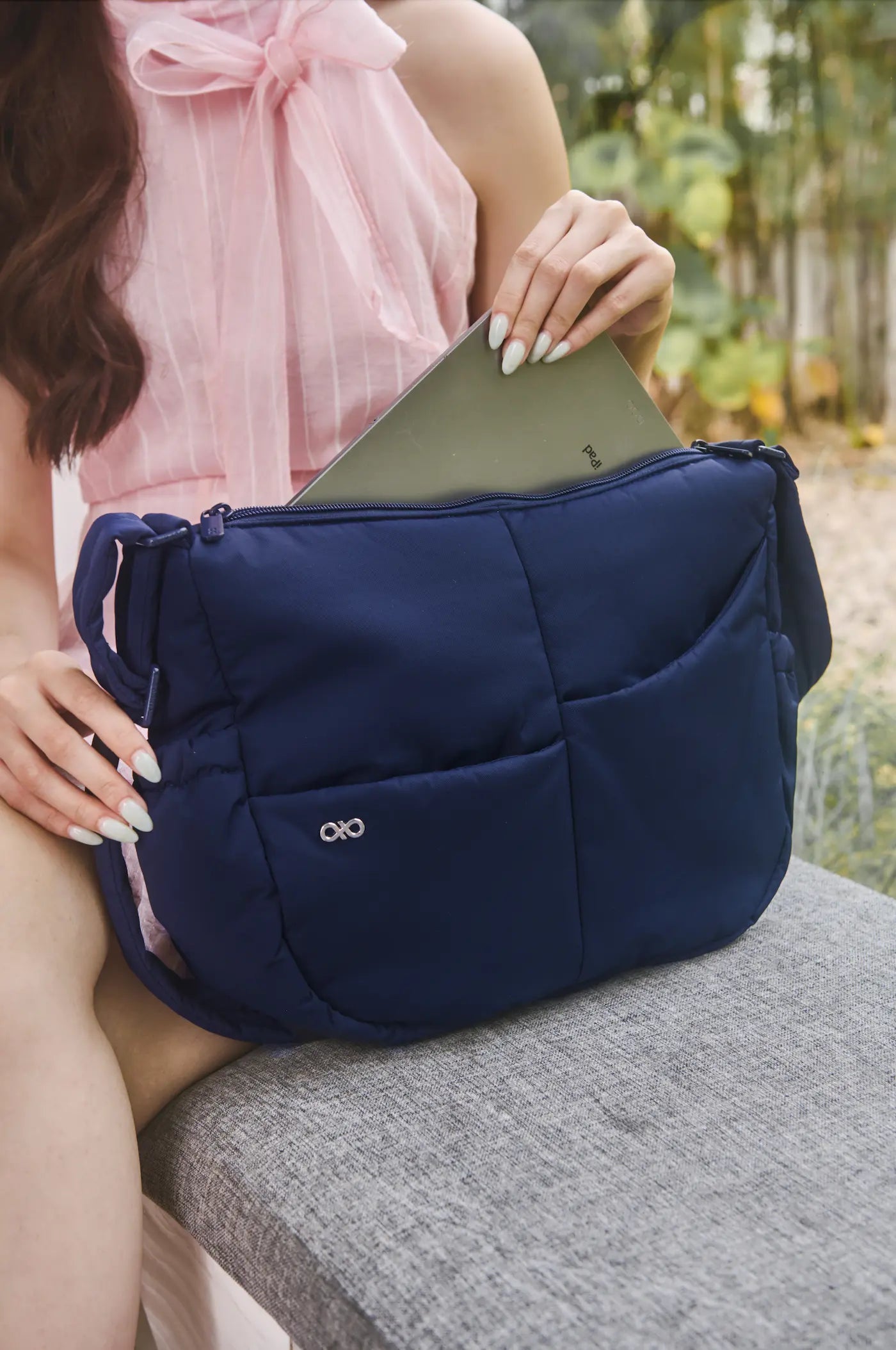 SIGNATURE POCKET CROSSBODY BAG 2.0 IN POSH MIDNIGHT 