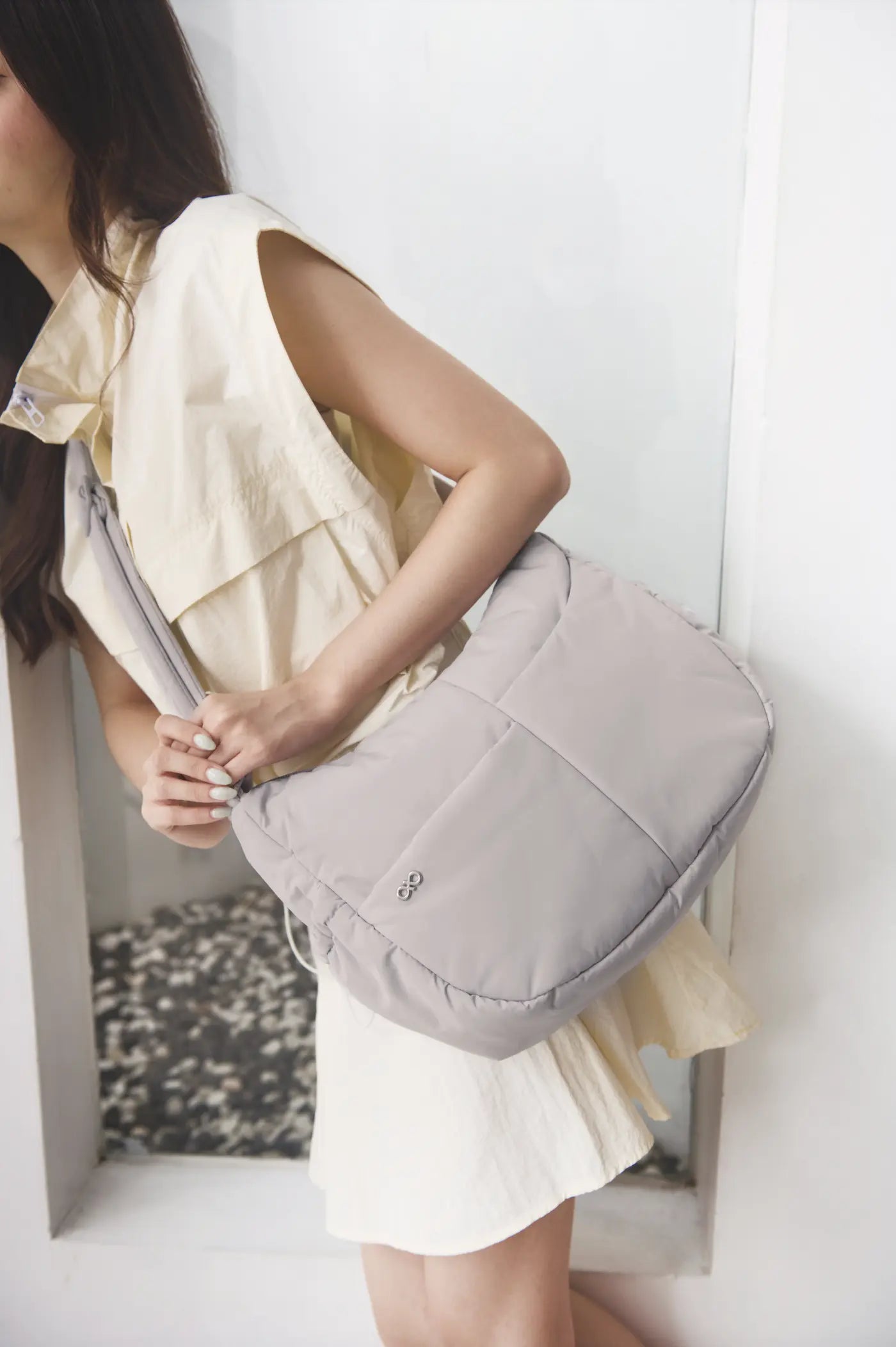SIGNATURE POCKET CROSSBODY BAG 2.0 IN COSY DOVE GREY 