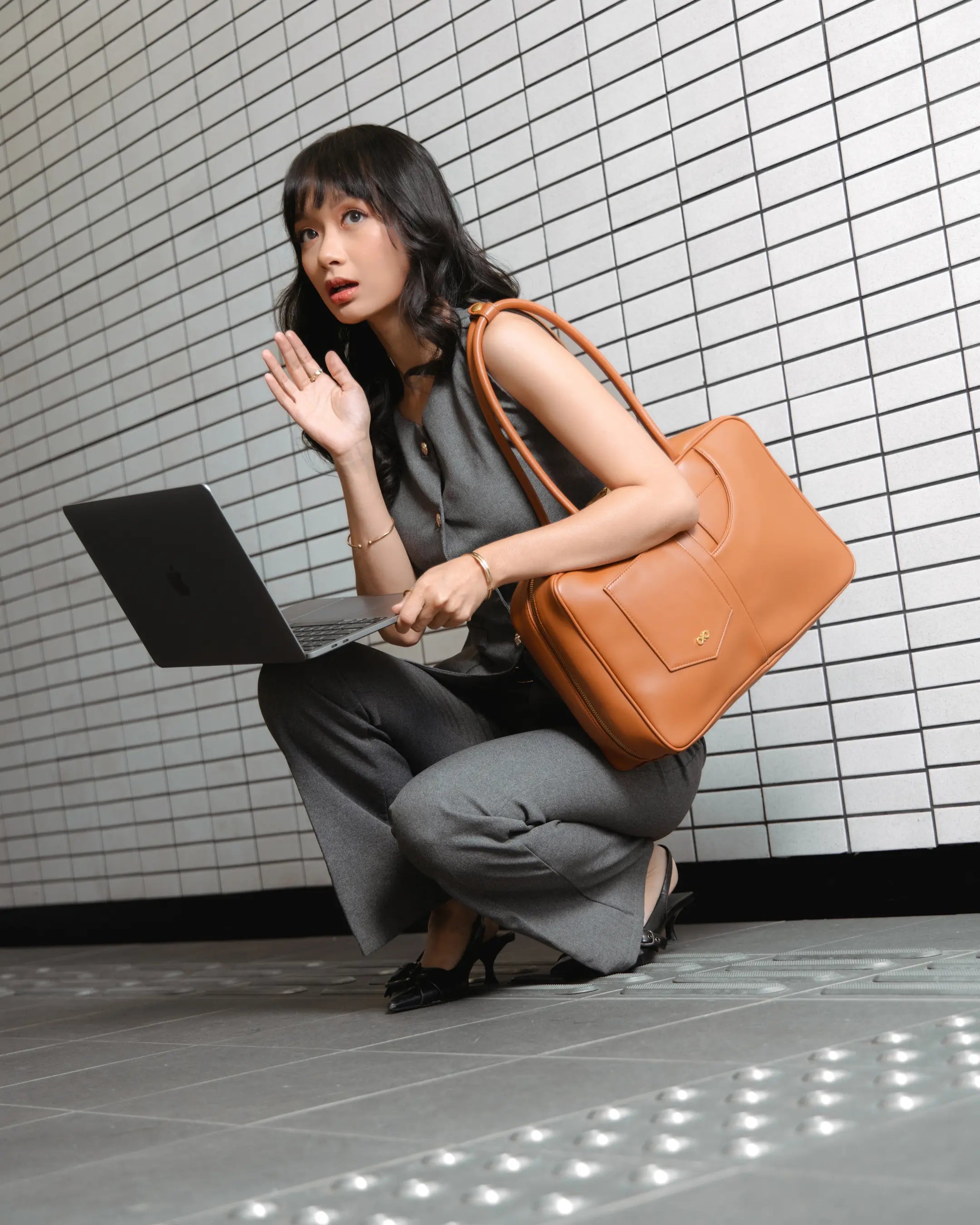 SIGNATURE POCKET L REI TOTE BAG IN CAMEL TSL Singapore