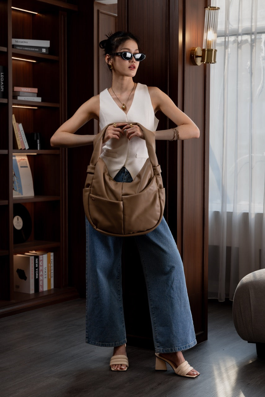 SIGNATURE POCKET SLOUCHY HOBO IN LATTE