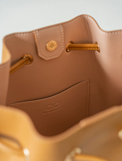 REINA MAGIC BUCKET BAG IN CAMEL